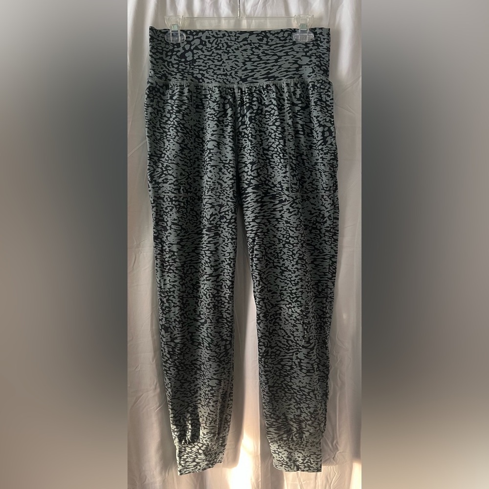 Athleta Ocelot Spot Salutation Jogger Size M